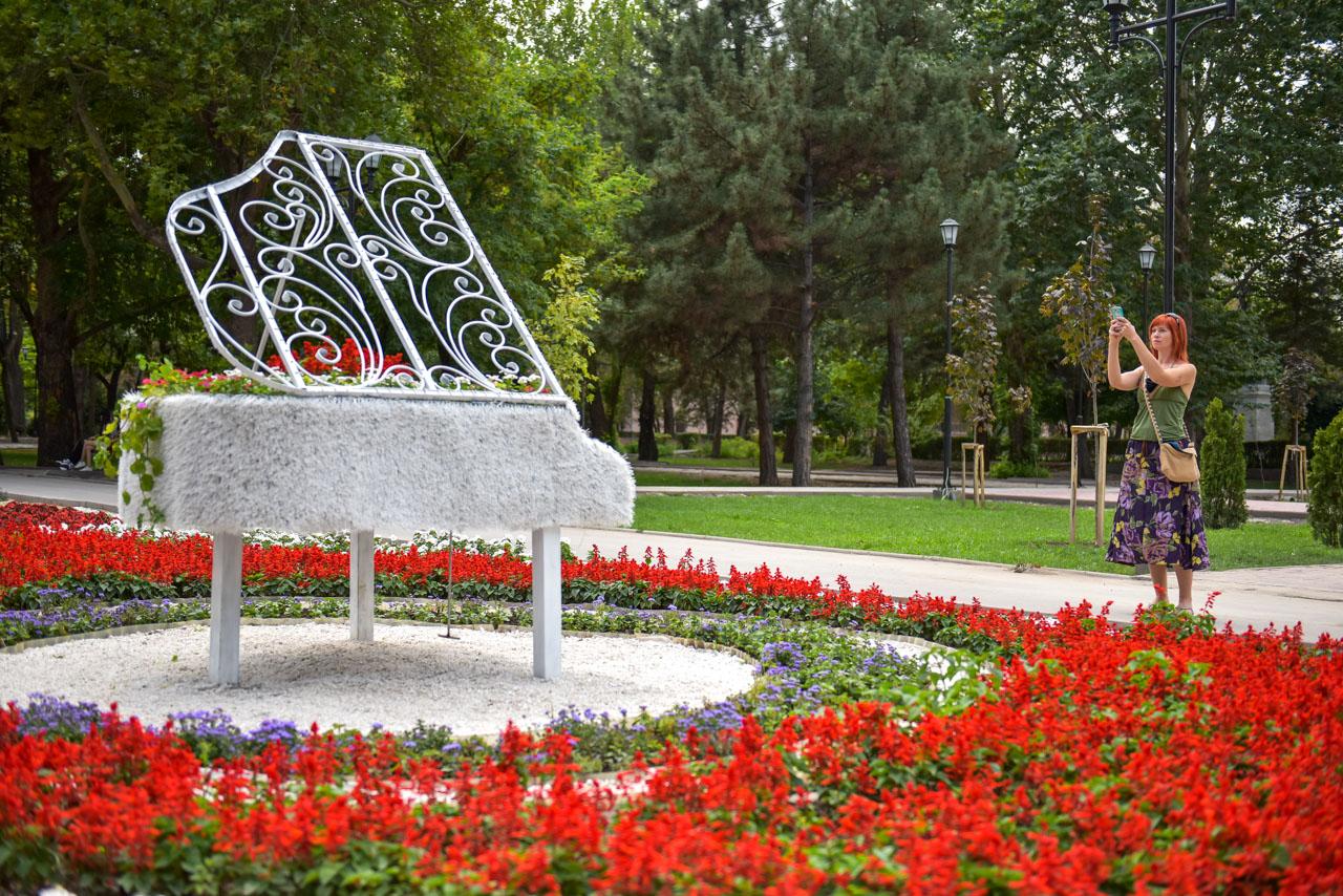 Музыкальный сквер в новосибирске. Театральный сквер Уфа. Театральный сквер Новосибирск. Театральный парк Бишкек. Сквер Сореса Бишкек.