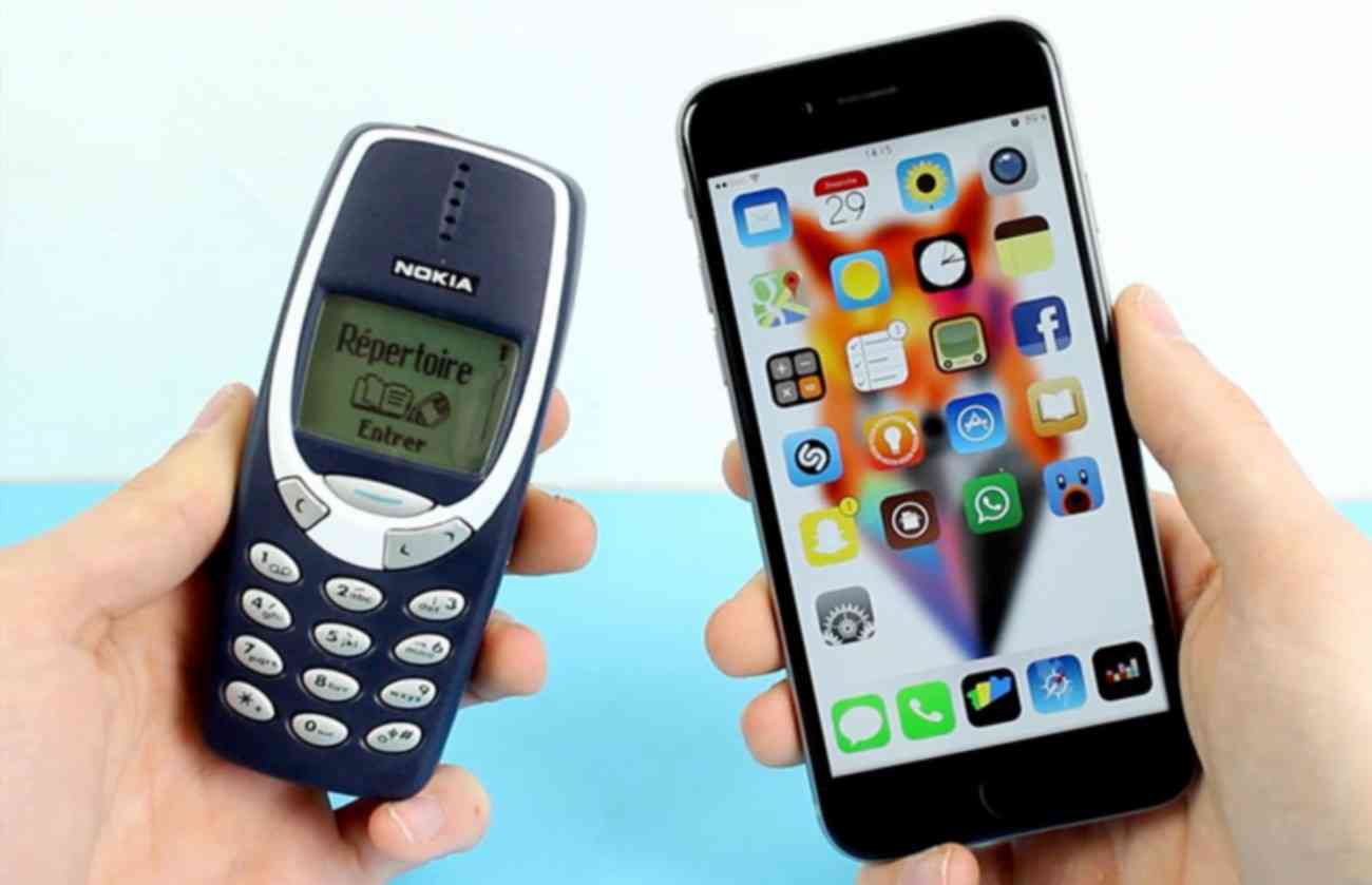 Телефоны рядом. Nokia 3310 и iphone. Nokia 3310 vs iphone. Нокиа 3310 vs айфон. Нокиа 3310 против айфона.