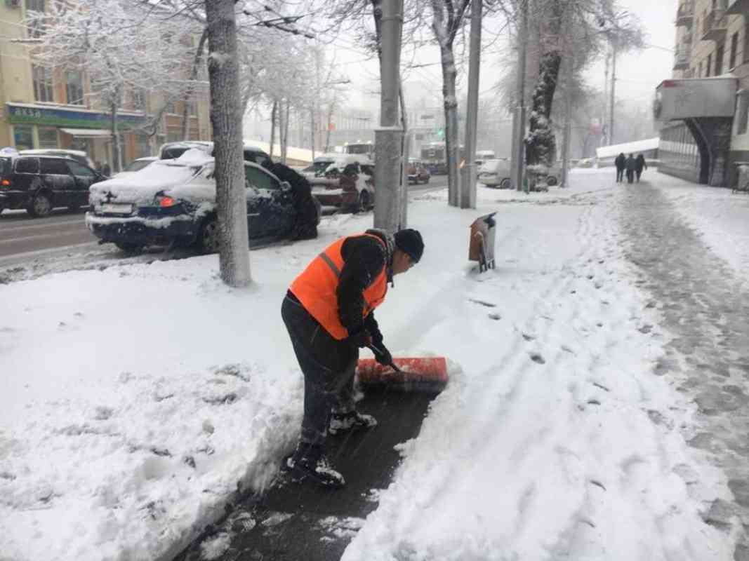 Очистка улиц от снега. Тазалык зимой. Снегоуборщик для коммунальных служб. Уплотняют снег на дороге. Сотрудники Тазалык на дороге.